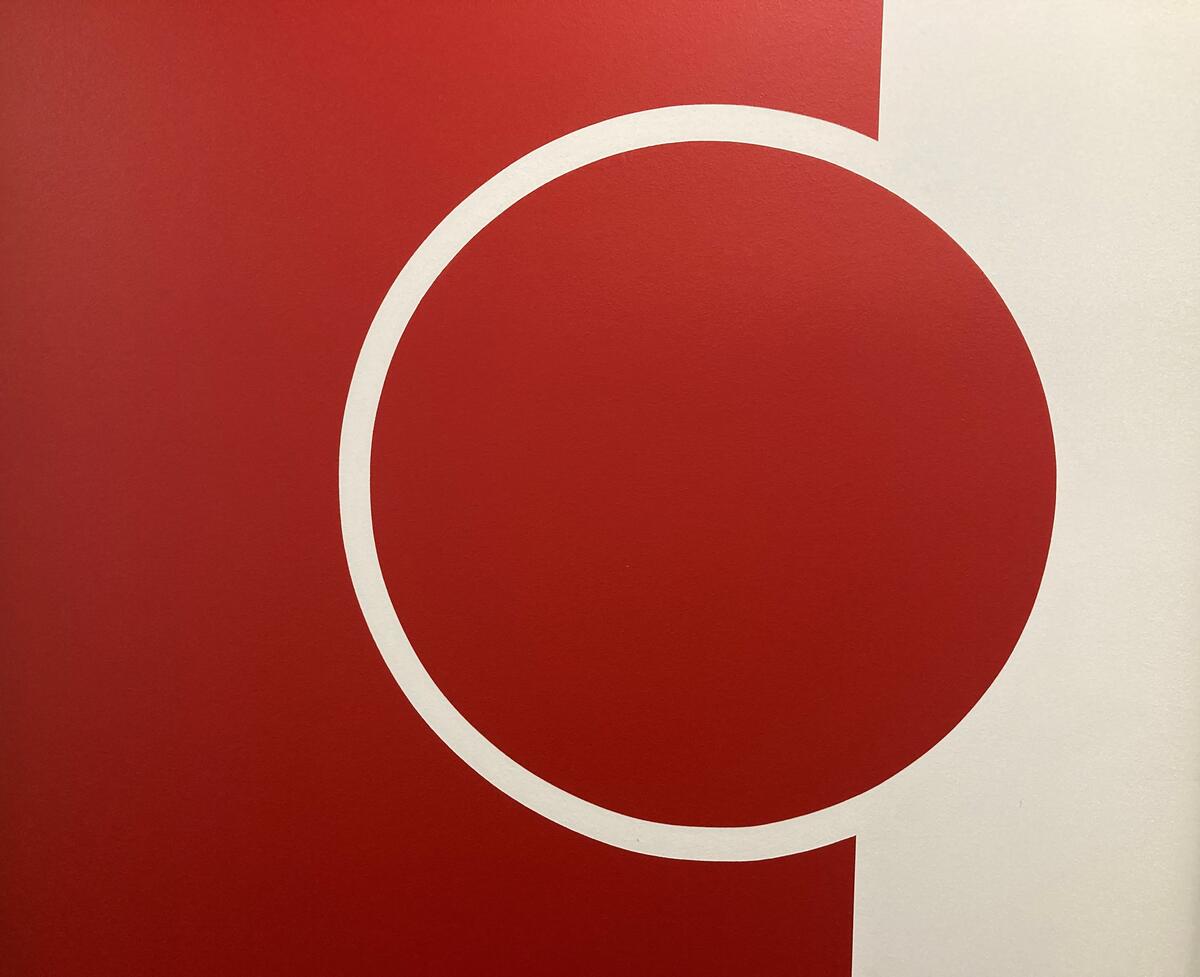 Es gibt eine abstrakte Zeichnung, die an einen Baufreigabeschein erinnert. Ein roter Punkt ist darauf zu sehen.