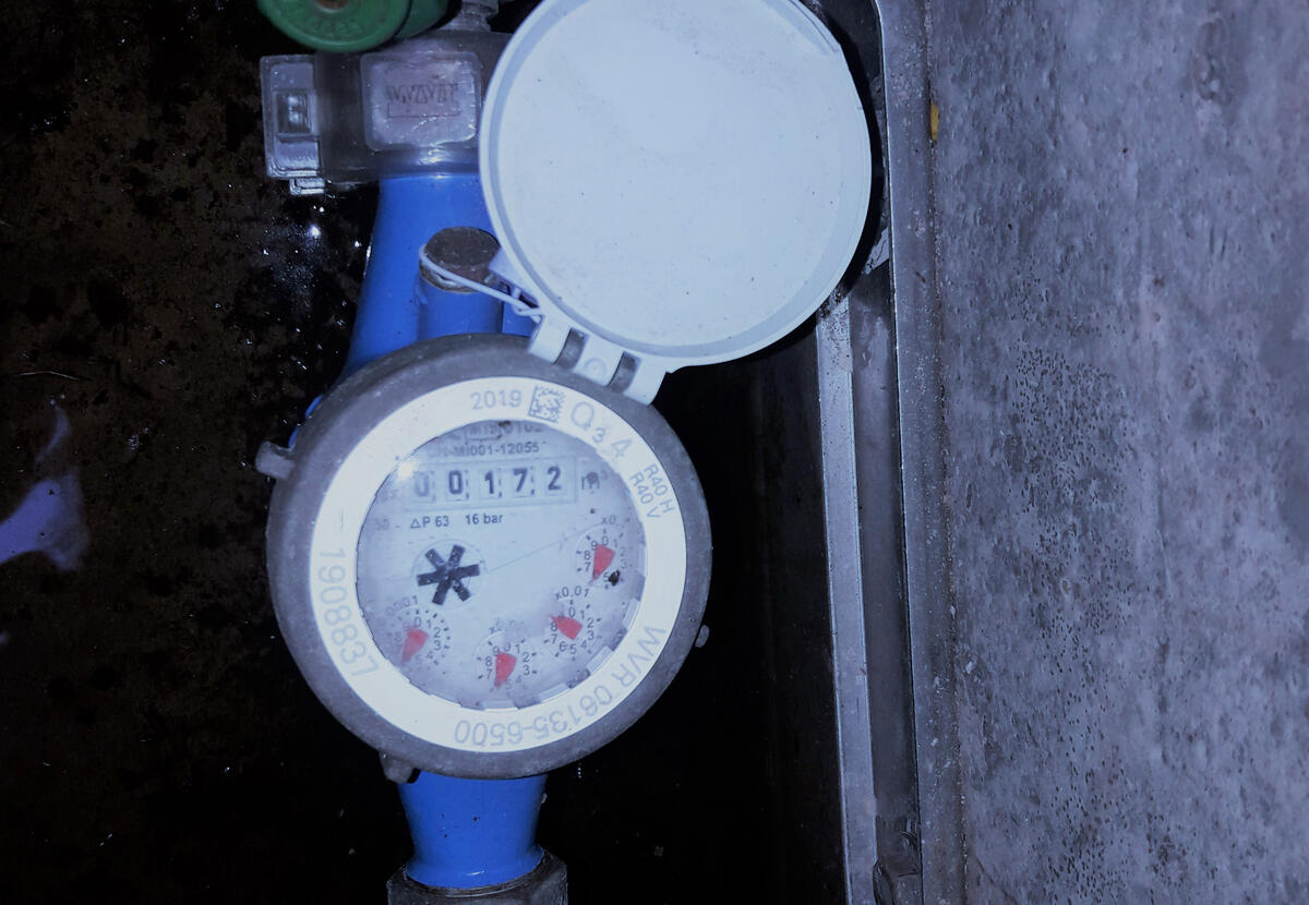 Man sieht eine Wasseruhr.