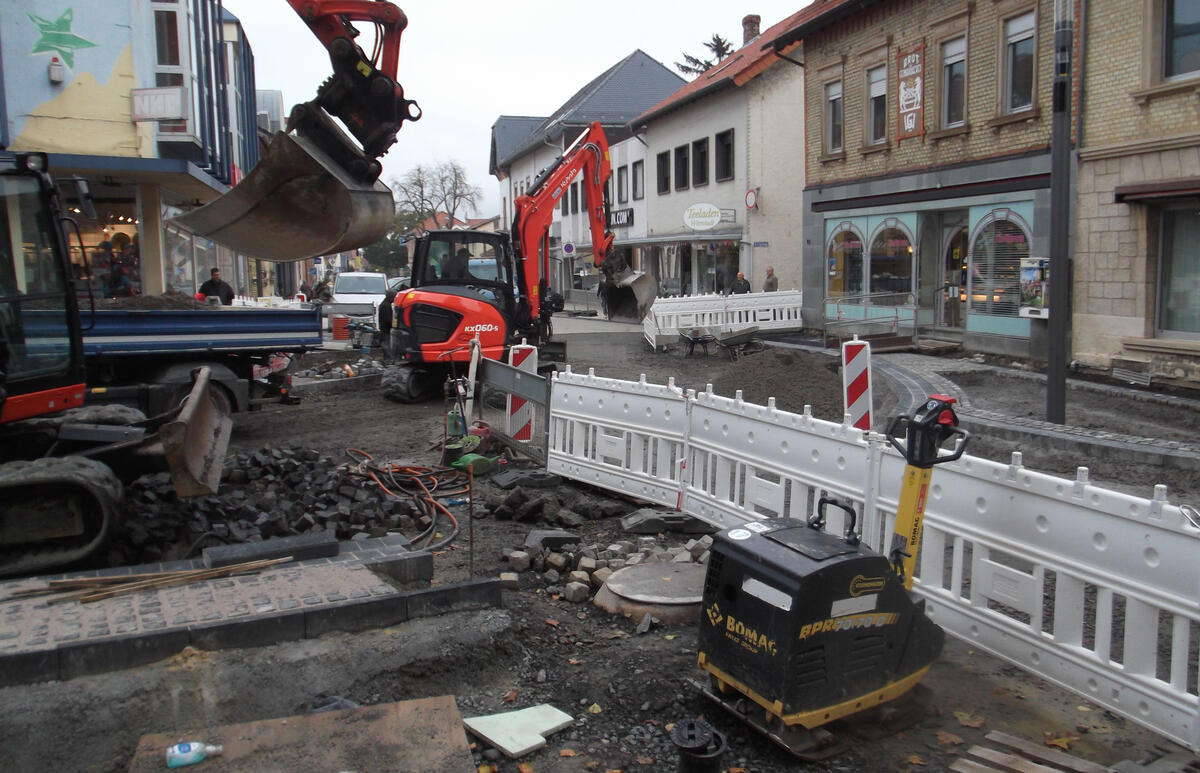 Es gibt Bauarbeiten auf der Stra&szlig;e. Bagger arbeiten dort. Der Bereich ist gesperrt. Verbandsgemeinde W&ouml;rrstadt