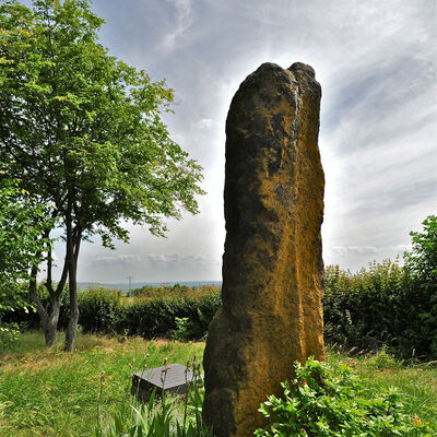 Bild vergrößern: Der Menhir "Langer Stein" bei Ober-Saulheim