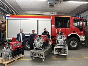 Bild vergr&ouml;&szlig;ern: Die Feuerwehr hat zwei neue Pumpen bekommen. Eine haben sie schon.