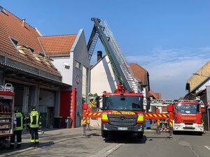 Bild vergr&ouml;&szlig;ern: Auf einer Stra&szlig;e stehen Feuerwehrautos. Sie sind im Einsatz.