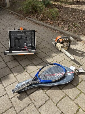 Bild vergr&ouml;&szlig;ern: Auf dem Boden liegen ein Tennisschl&auml;ger und eine Kettens&auml;ge. Daneben steht ein Werkzeugkoffer. Die Sachen wurden gefunden.