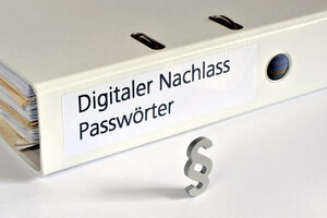 Bild vergr&ouml;&szlig;ern: Auf einem Ordner steht "Digitaler Nachlass" und "Passw&ouml;rter". Davor geht ein Paraphen-Zeichen.
