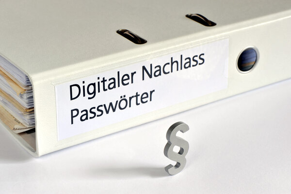 Auf einem Ordner steht "Digitaler Nachlass" und "Passw&ouml;rter". Davor geht ein Paraphen-Zeichen. 