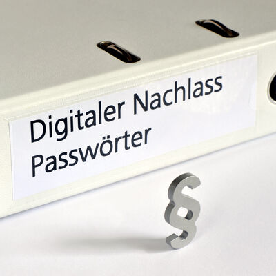 Auf einem Ordner steht "Digitaler Nachlass" und "Passw&ouml;rter". Davor geht ein Paraphen-Zeichen. 