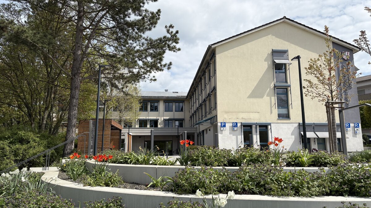 Ein Geb&auml;ude ist zu sehen. Davor sind Pflanzen. Es ist das Rathaus der Verbandsgemeinde. 