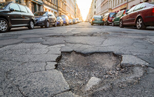 Bild vergr&ouml;&szlig;ern: Eine Stra&szlig;e mit Loch. Das Loch ist im Asphalt.