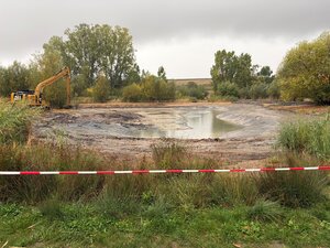 Bild vergr&ouml;&szlig;ern: Im abgesperrten See ist wenig Wasser. Er wird jetzt gereinigt.