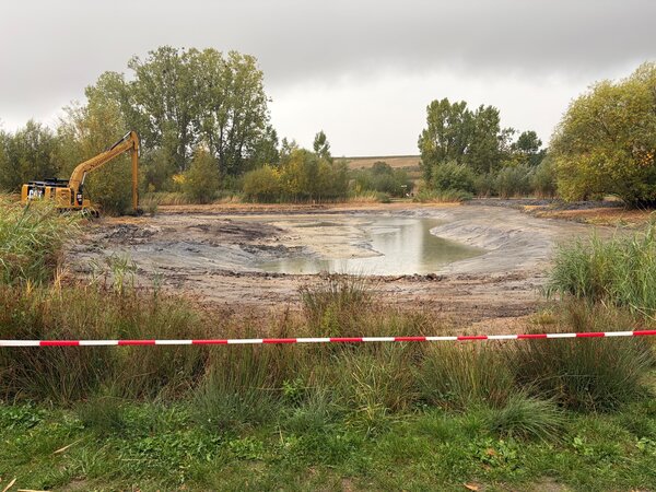 Im abgesperrten See ist wenig Wasser. Er wird jetzt gereinigt. 