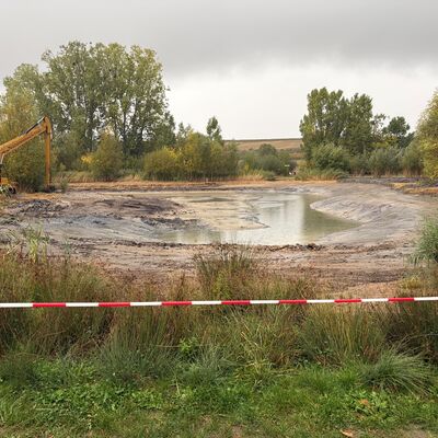 Im abgesperrten See ist wenig Wasser. Er wird jetzt gereinigt. 