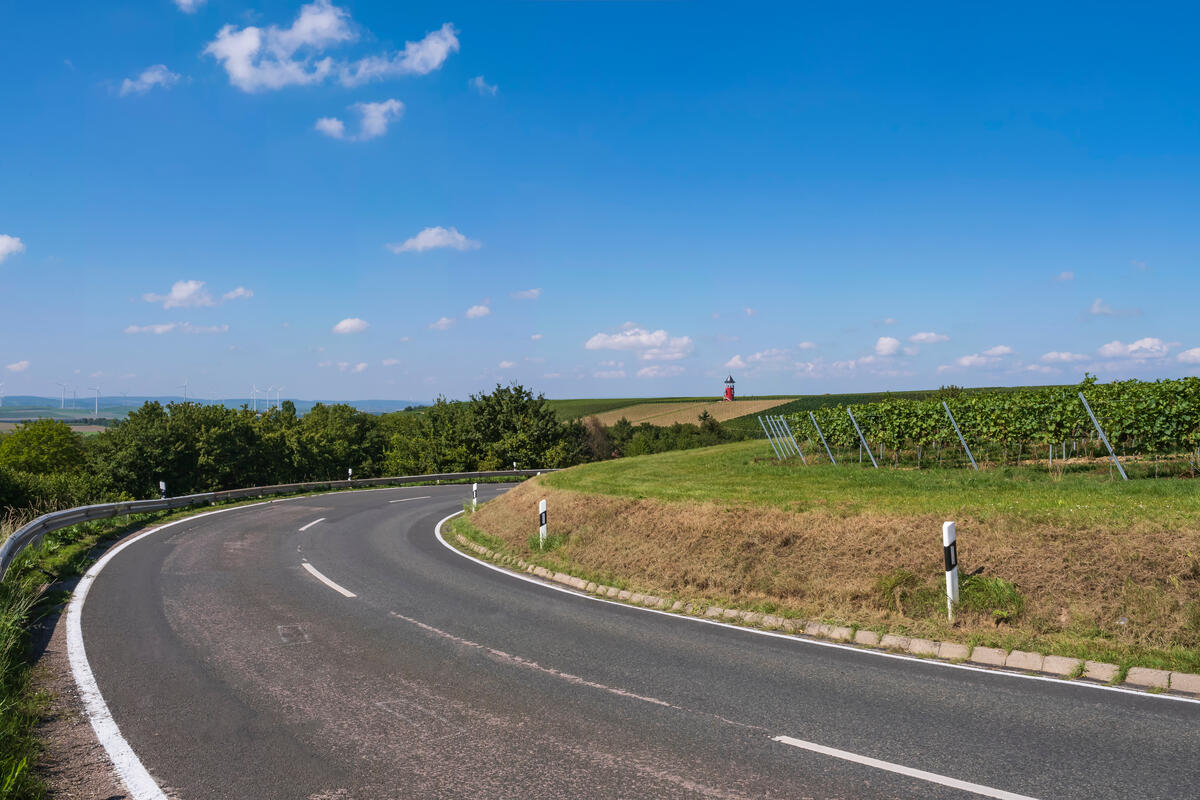 Eine Stra&szlig;e mit vielen Kurven.