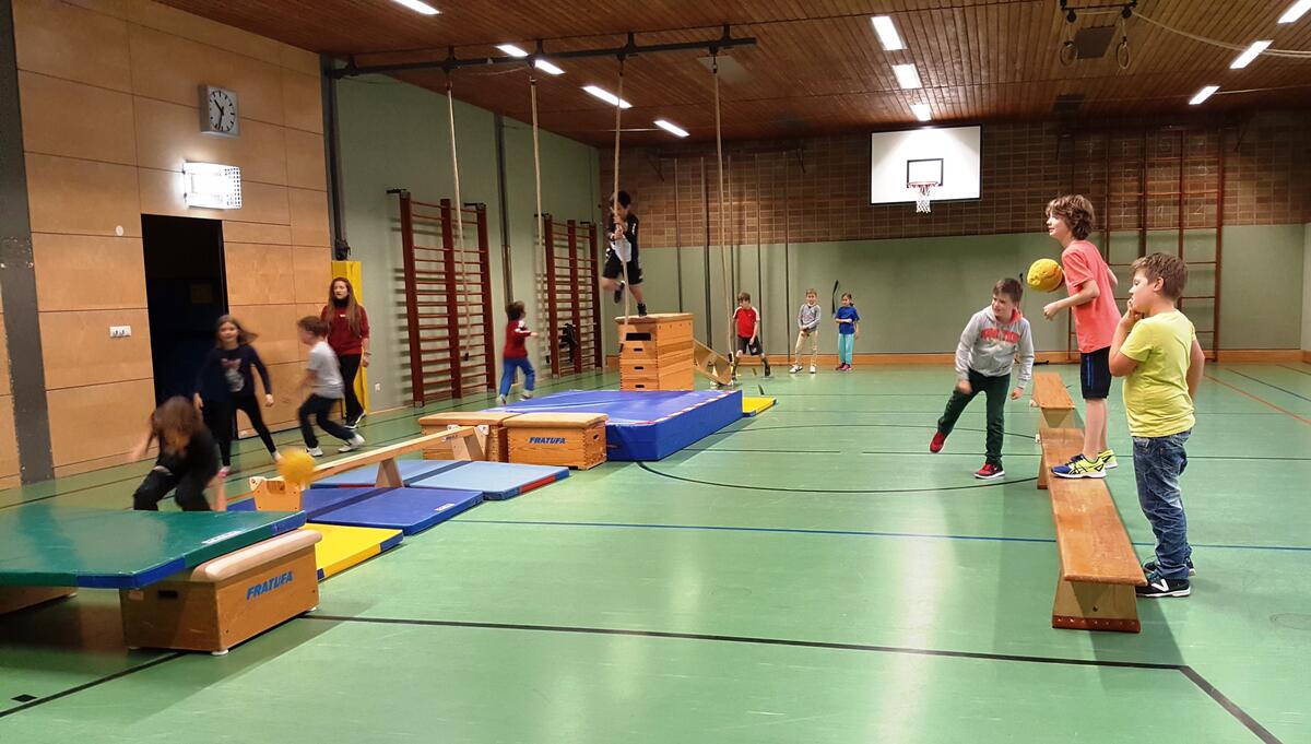 Kinder machen Sport in der Turnhalle.