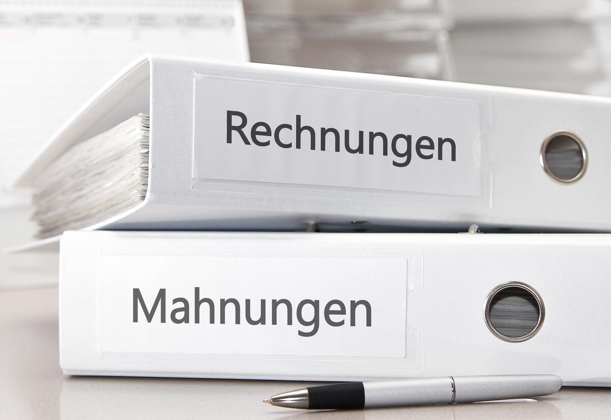 Ein Ordner mit dem Titel &raquo;Rechnungen&laquo; und ein Ordner mit dem Titel &raquo;Mahnungen&laquo;.
