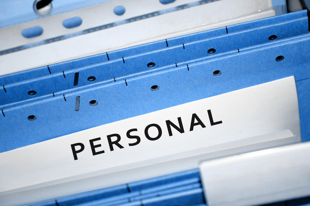 Ein H&auml;ngeregister mit der Aufschrift &raquo;Personal&laquo;.

