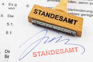 Bild vergr&ouml;&szlig;ern: Ein Stempel mit dem Wort �Standesamt� ist auf einem unterschriebenen Dokument.